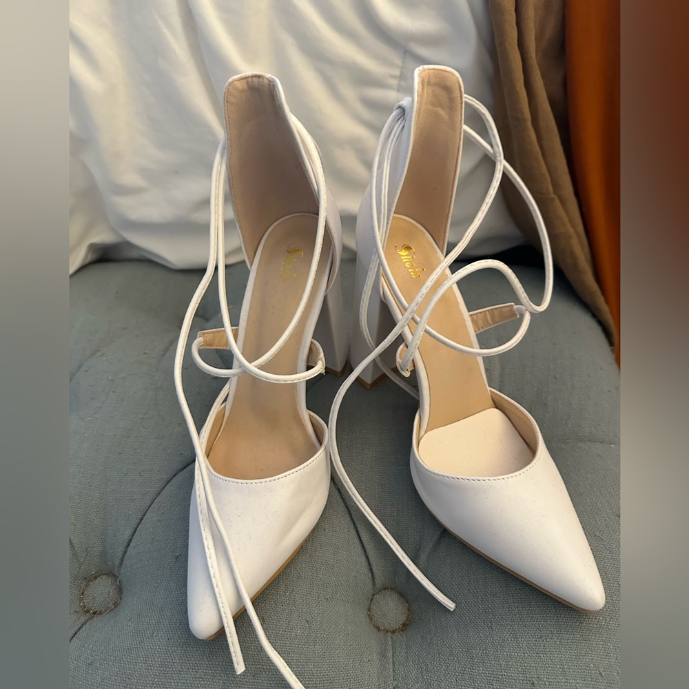 Wrap up white closed toed heels